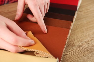 Tablo renkli doku artıkları yakın çekim kadın seçer