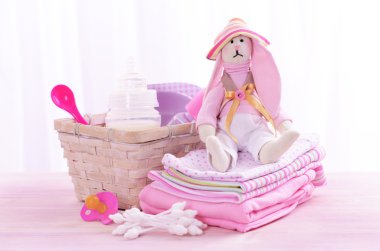 tablo üzerinde açık renkli bebek aksesuarları