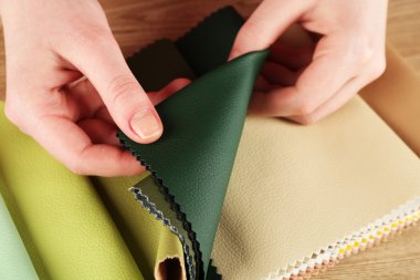 Tablo renkli doku artıkları yakın çekim kadın seçer