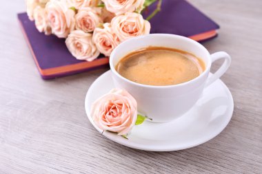 Günlüğü ve ahşap zemin üzerine kahve taze gül