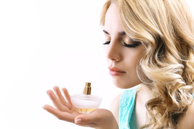 Güzel genç kadın parfüm şişesi ile üzerine beyaz izole