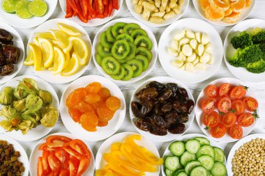 farklı ürünler üzerinde daireler ahşap tablo, üstten görünüm