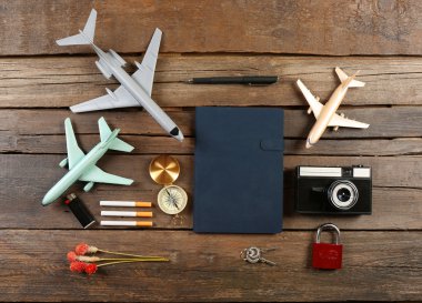 Seyahat takımları ahşap masada, üst manzara