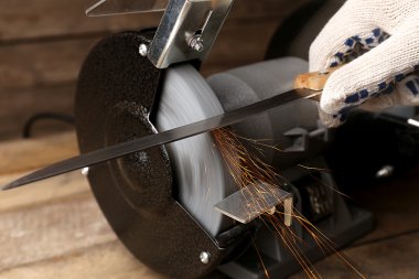 Bıçak Bileyici ve ahşap masa, closeup üzerinde bıçak el