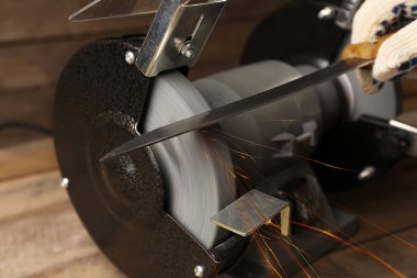 Bıçak bileyicisi ve bıçaklı bir el.