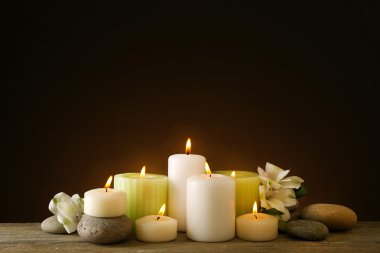 mumlar ve spa taş koyu arka plan üzerinde güzel kompozisyonu