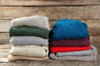 Ahşap arka plan üzerinde elbise örgü