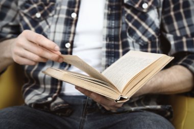 genç adam, yakın çekim, üzerinde kitap açık renkli okuma