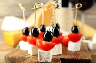 Masada şarapla peynir kanepeler yakın çekim