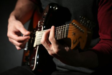 Gitar çalan adam