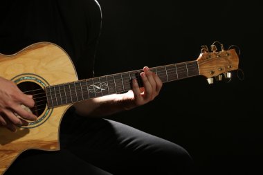 Gitar çalan adam