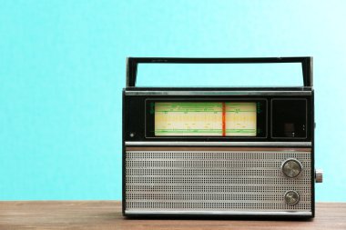 Tablo üzerinde eski retro radyo
