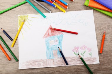 Beyaz boya kalemi ve ahşap masa, closeup üzerinde işaretleri ile kağıt üzerine çizim çocuklar