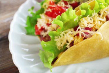 Lezzetli taco plaka üzerinde kapat