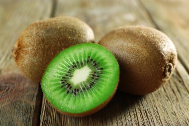 ahşap arka plan üzerinde sulu kivi