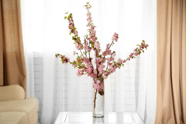 Vazoda, masaya eve iç arka plan bahar buket