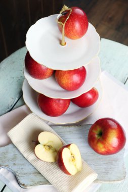 tepsi masanın üzerine hizmet üzerinde lezzetli olgun elma yakın çekim