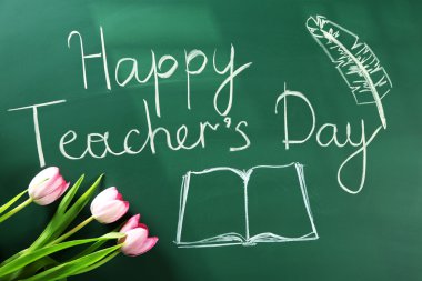 okul yazı tahtası arka plan üzerinde çocuk çizimleri