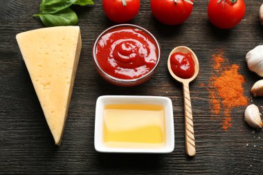 ahşap masa, closeup pizza yemek pişirmek için malzemeler