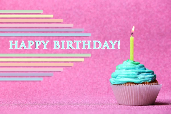 Köstliche Geburtstagstorte auf rosa Hintergrund — Stockfoto