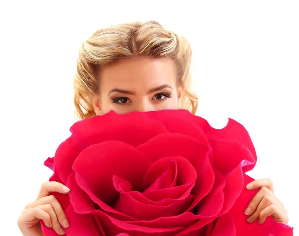美丽的年轻女子，捧着大朵红色的花上白色孤立 — 图库照片