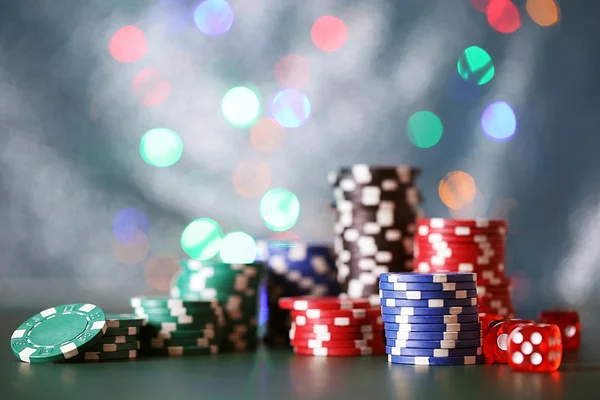 Chips pour poker sur fond brillant — Photo