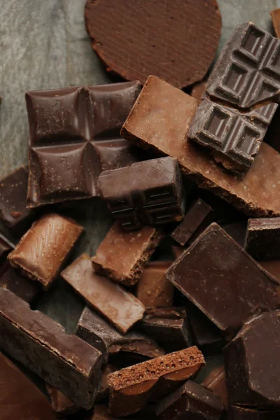 Schokoladenset auf Holztisch, Nahaufnahme — Stockfoto