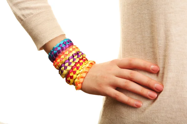 Vrouwelijke hand met armbanden geïsoleerd op wit — Stockfoto