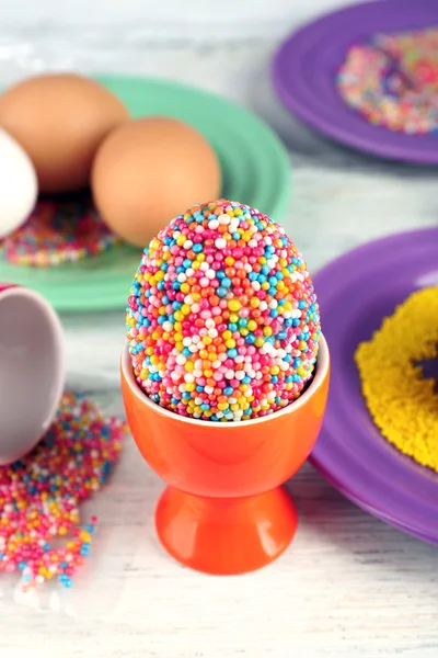 Decoración huevos de Pascua con cuentas de colores en la mesa de madera, primer plano —  Fotos de Stock