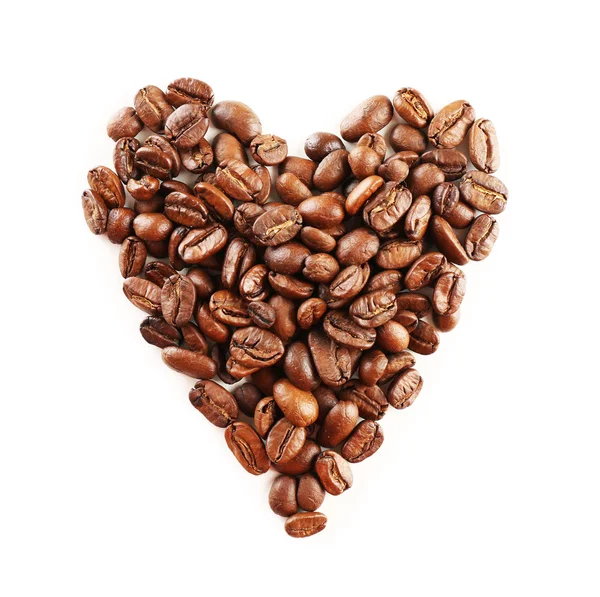 Kahve çekirdekleri üzerine beyaz izole kalp şeklinde — Stok fotoğraf