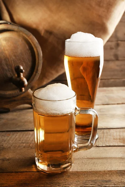 Sklenice piva na dřevěné pozadí — Stock fotografie