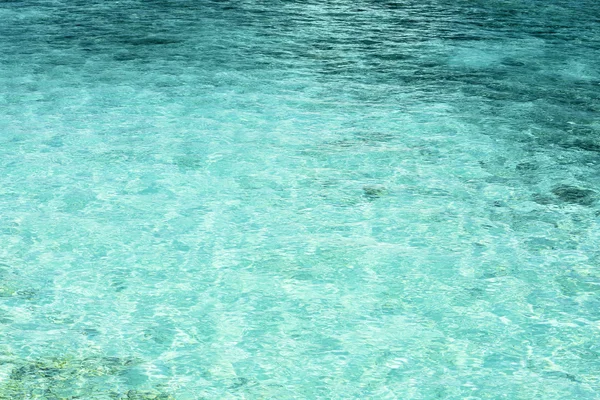 Blick auf wunderschönes blaues Meerwasser im Resort — Stockfoto