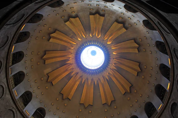 Kupolen i kyrkan av den heliga graven i Jerusalem — Stockfoto