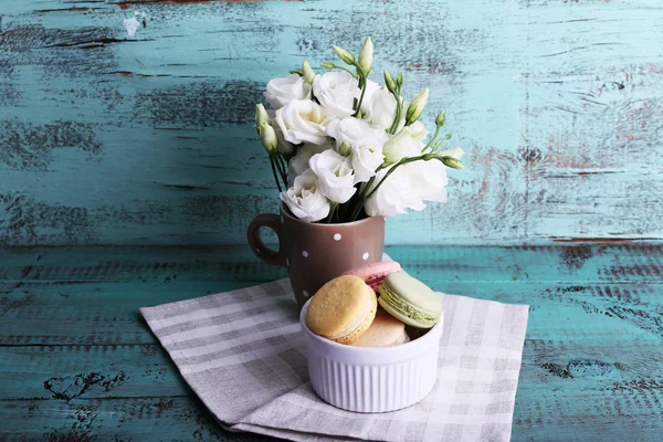 Köstliche Makronen mit schönen Blumen — Stockfoto