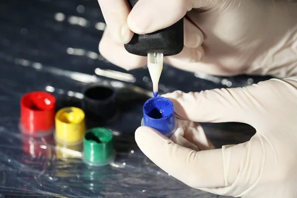 Tattoo artist at work, close-up — Stock Photo, Image