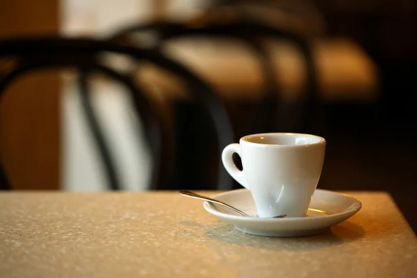 Šálek kávy na stole v kavárně — Stock fotografie