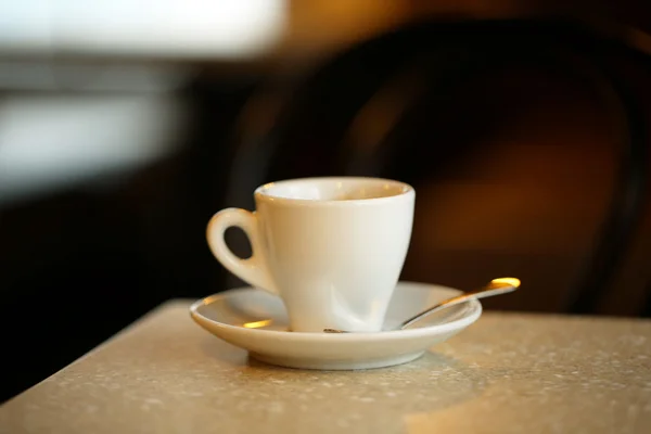 Taza de café en la mesa en la cafetería — Foto de Stock