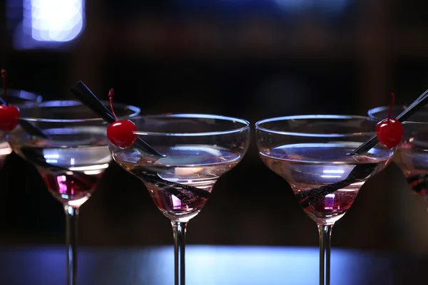 Bicchieri di cocktail sullo sfondo del bar — Foto Stock