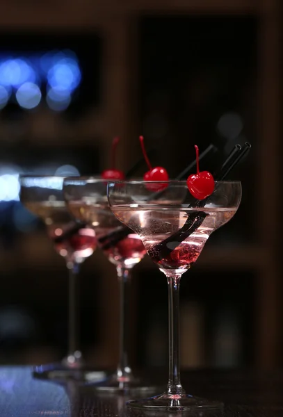 Окуляри коктейлів на барному фоні — стокове фото