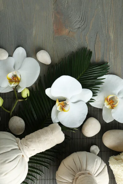 Stillleben mit Orchideenblume — Stockfoto