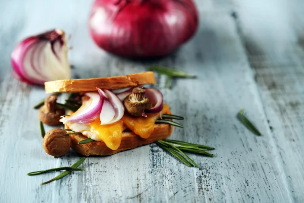 Sabroso sándwich sobre mesa de madera, de cerca —  Fotos de Stock