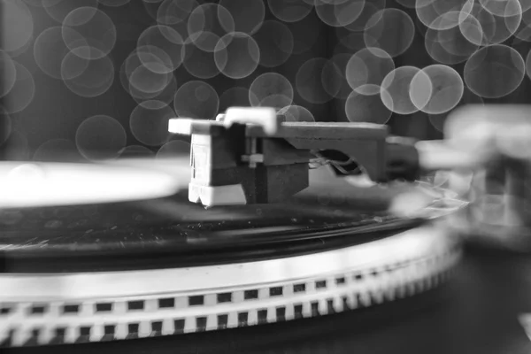 Gramophone med en vinylskiva i nyanser av grått — Stockfoto