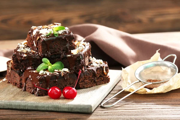 Deliciosos pasteles de chocolate en primer plano de la mesa — Foto de Stock