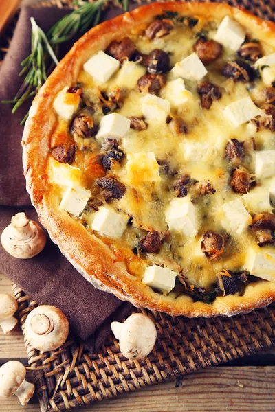 Tarta de queso con setas, hierbas y crema agria, sobre estera de mimbre, sobre fondo de mesa de madera — Foto de Stock