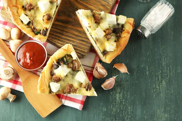 Kaas met champignons, kruiden en zure crème, op servet, op houten tafel achtergrond — Stockfoto