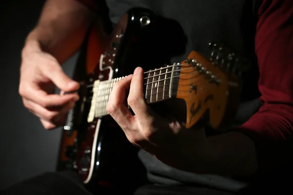 Hombre tocando la guitarra —  Fotos de Stock