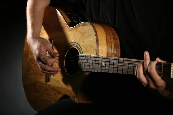 Man die gitaar speelt — Stockfoto