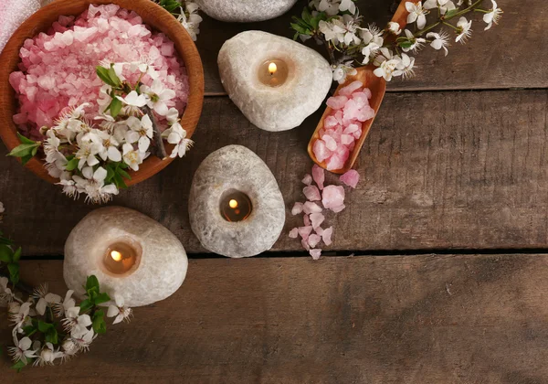 Beautiful spa composition with spring flowers on wooden background — Stock Photo, Image