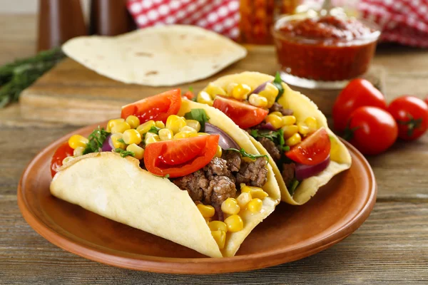 Comida mexicana Taco em placa de barro na mesa de madeira, close-up — Fotografia de Stock