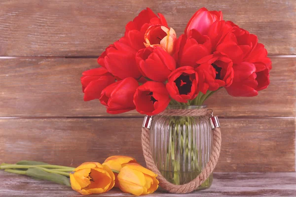 Krásné tulipány na dřevěném pozadí — Stock fotografie